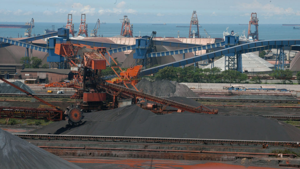 Os estados que mais crescem com a retomada da economia. E quais ainda patinam Pátio de minério no terminal marítimo de Tubarão, em Vitória (ES): economia capixaba cresceu 4% no trimestre de março a maio, segundo a consultoria 4intelligence. E a indústria extrativa deve ganhar vigor com a demanda da China.