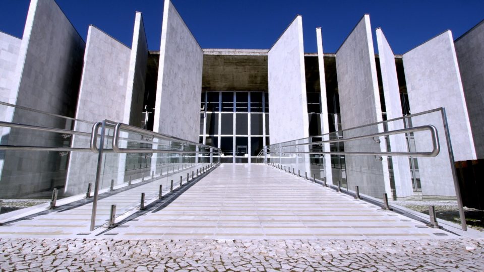 Liminar coloca em xeque revisões salariais do funcionalismo feitas em cidades do PR Edifício do TCE-PR, no Centro Cívico, em Curitiba