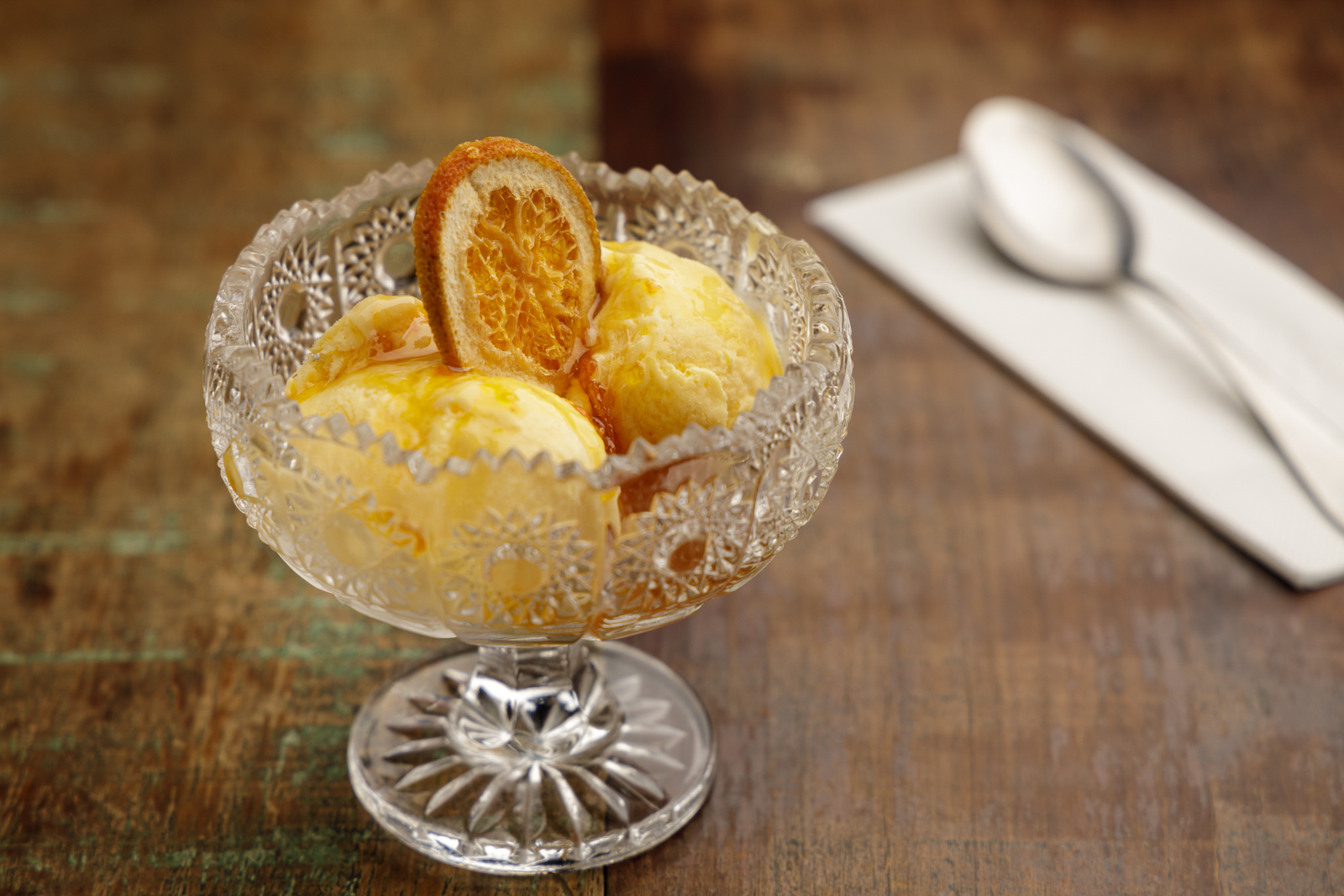 Gelado de baunilha com calda de laranja, do Anarco Mercado Municipal Gelado de baunilha com calda de laranja, do Anarco Mercado Municipal