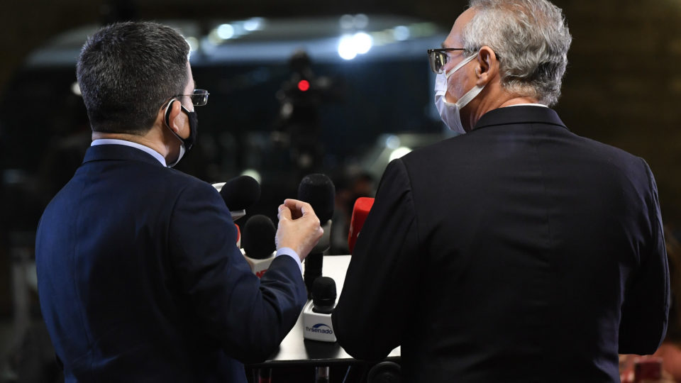 Randolfe Rodrigues e Renan Calheiros durante entrevista coletiva no Senado