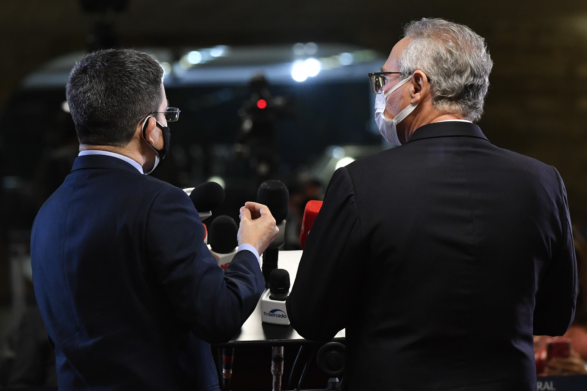 Senadores Randolfe Rodrigues e Renan Calheiros durante entrevista coletiva no Senado após a sessão da CPI da Covid