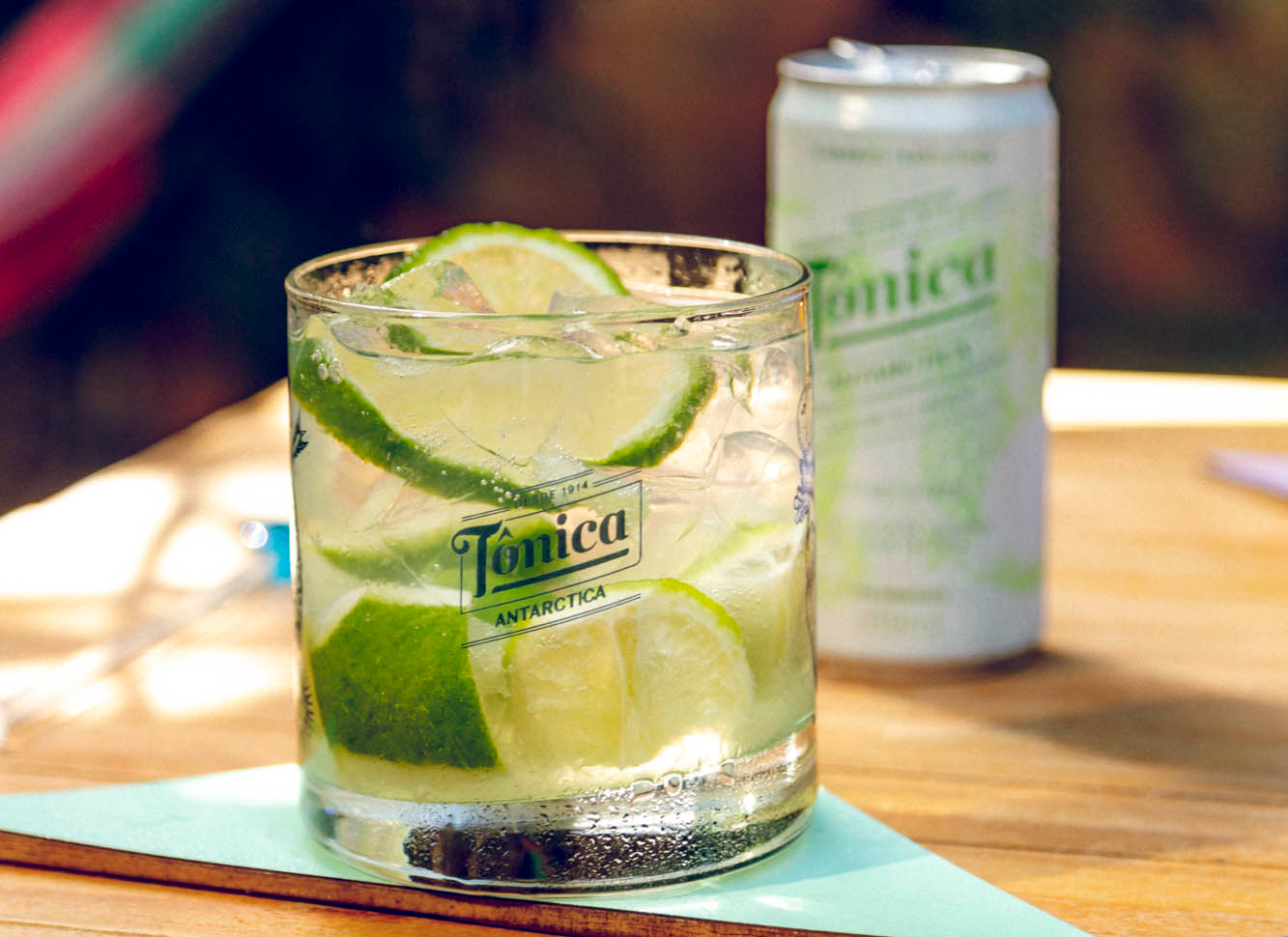 Um dos drinks deve ter água tônica na receita.