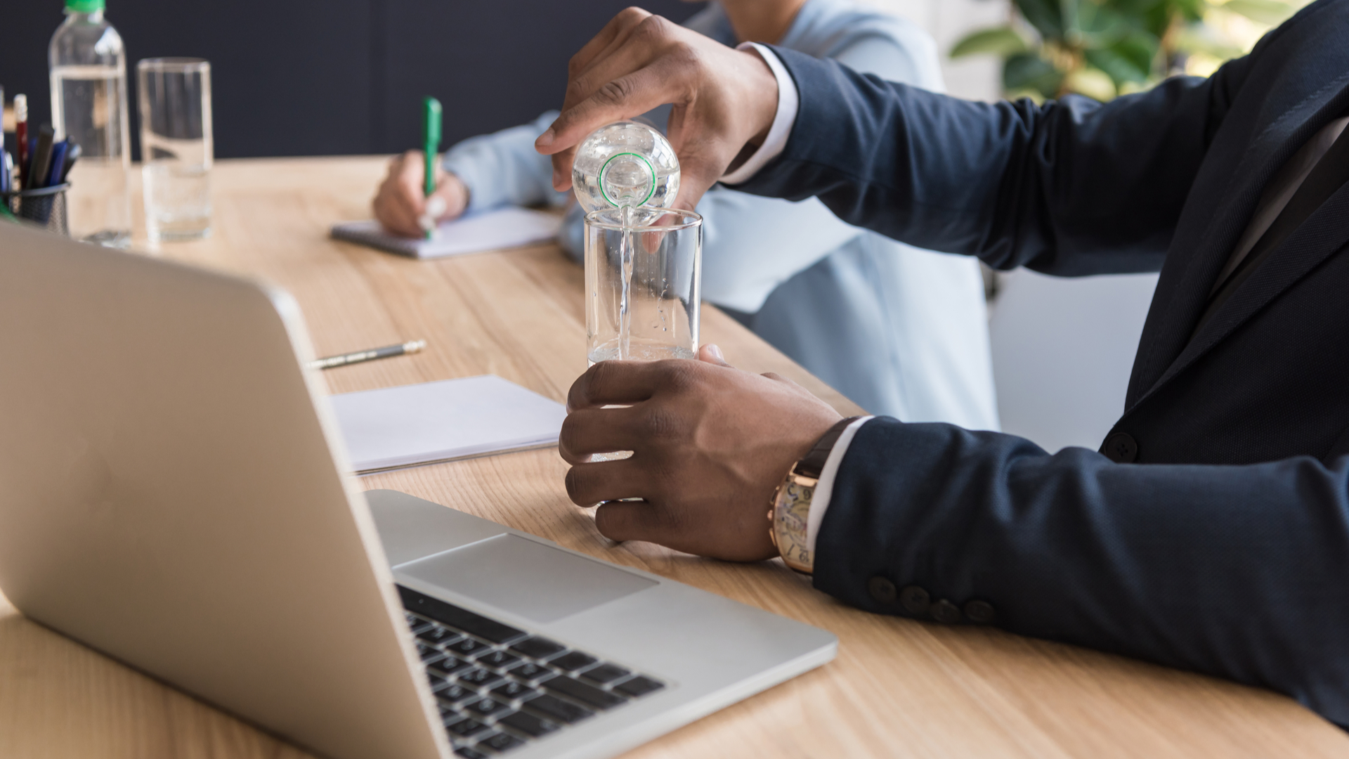 Águas Ouro Fino possuem opções práticas, como as garrafas de 500 ml, para você se manter hidratado em todos os momentos