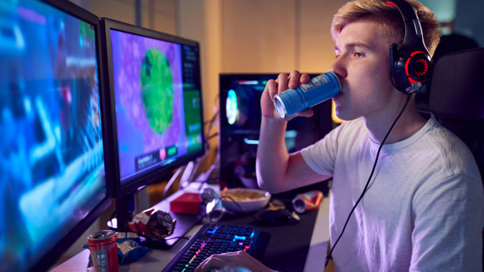 Energéticos como o Insano Energy Drink também dão aquele gás para as maratonas de e-sports