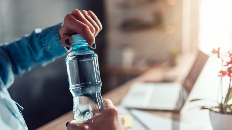 Uma das melhores estratégias para criar o hábito de beber água é manter garrafas de água mineral no seu local de trabalho