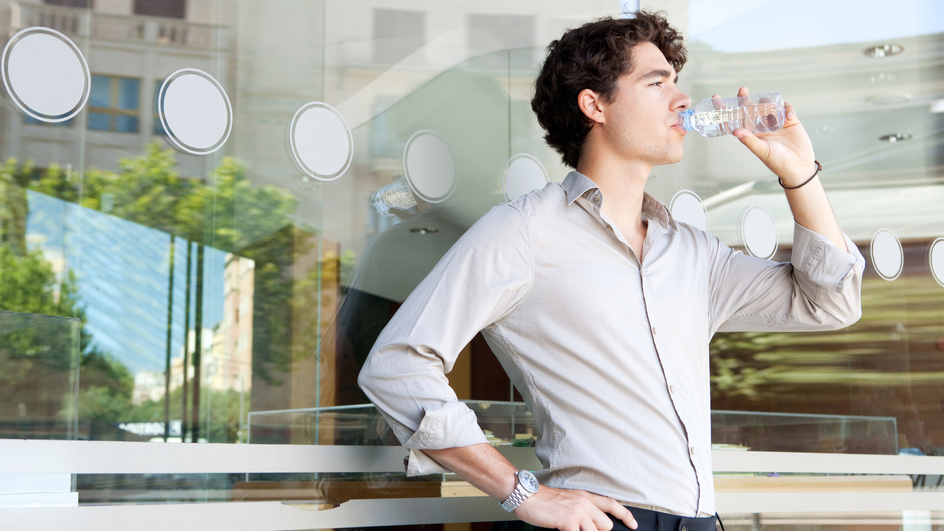 O ideal é que o consumo de água seja fracionado ao longo do dia, bebendo cerca de um copo (200 ml) por hora