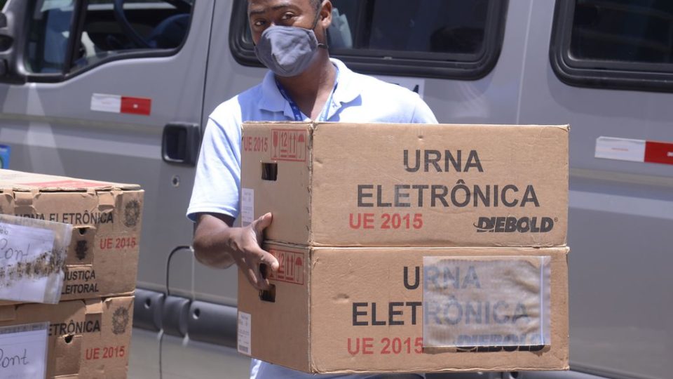 Distritão e o golpe eleitoral TRE-RJ transporta as urnas eletrônicas para os locais de votação do Rio de Janeiro