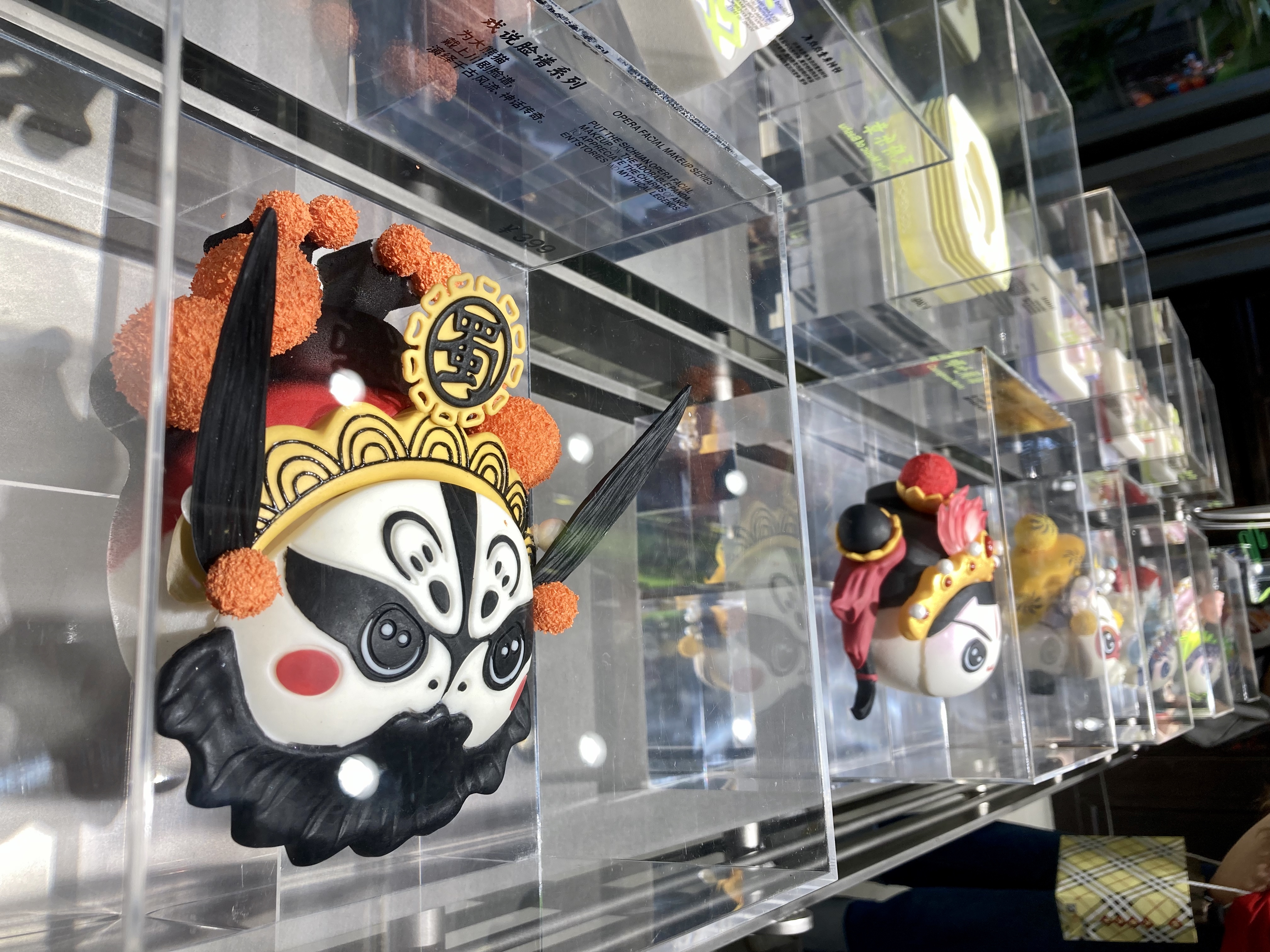 Na vitrine, mais que massas leves, cobertas de cor e bem recheadas, bolos para encantar os olhos, para festejar o dia!