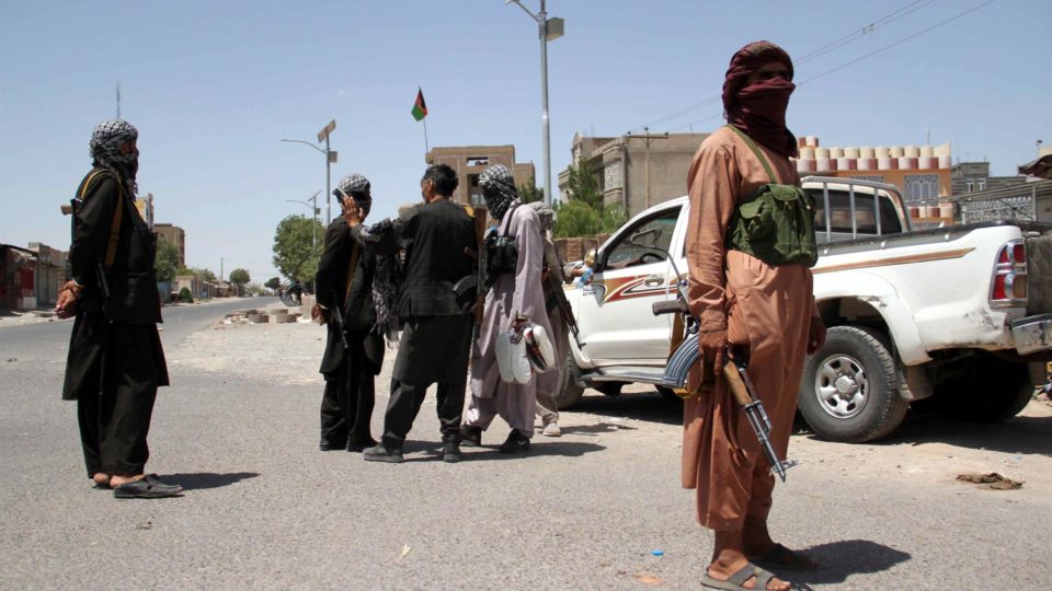 O Afeganistão no rumo de cair no colo da China Milícia privada patrulha ruas de Herat, Afeganistão, após intensa batalha com militantes do Talibã em 6 de agosto