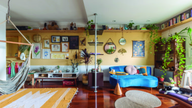 Pintura setorizada: conheça a técnica para delimitar, destacar e integrar ambientes Faixa amarela destaca o acervo de quadros e decoração do casal que vive no apê projetado pelo Sertão Arquitetos