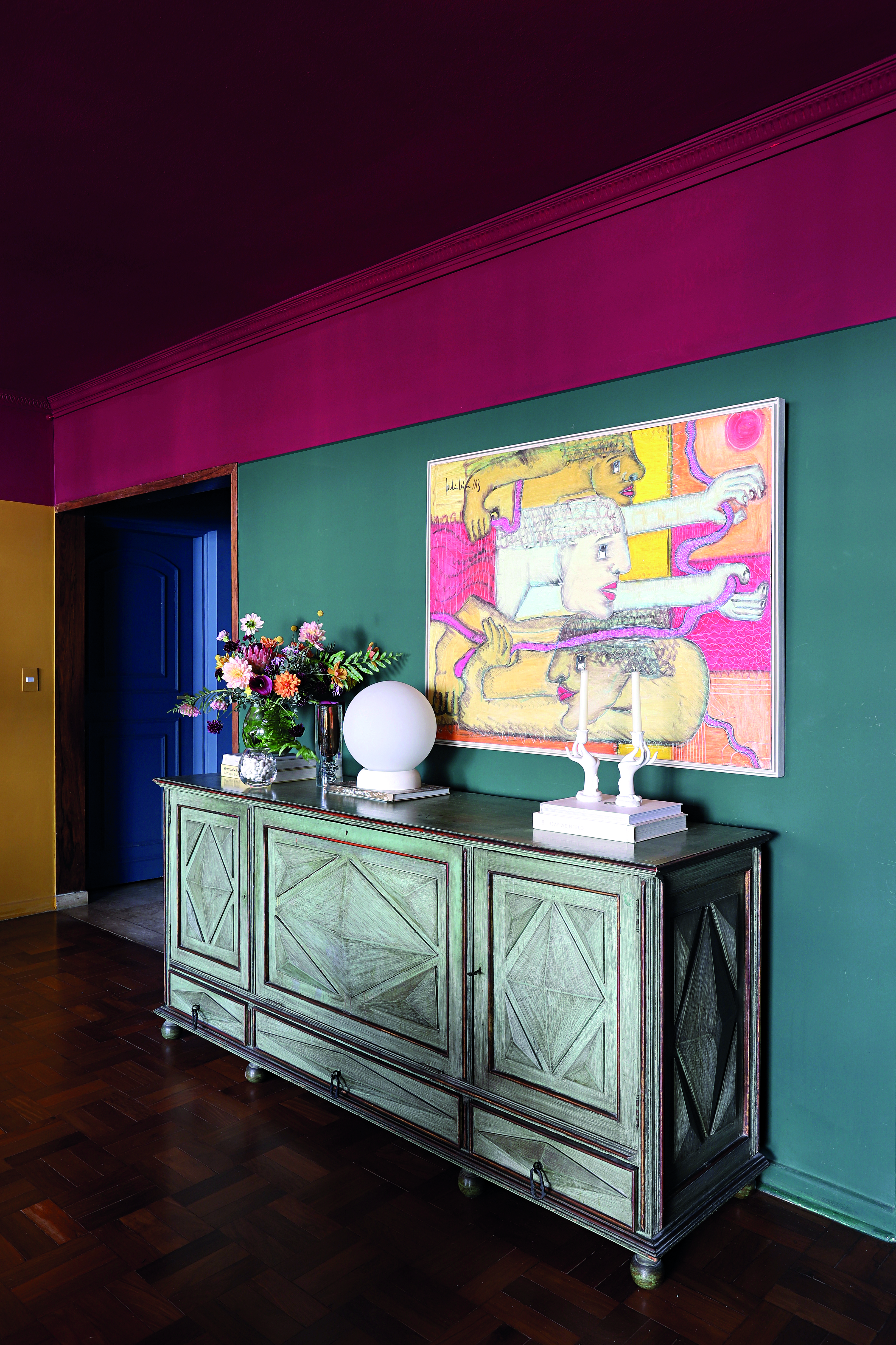 A inspiração das cores das pinturas da casa de Lucila Turqueto surgiu dos próprios móveis que pertenciam a sua avó. Na sala de jantar, a faixa em verde escuro combina com o buffet. A inspiração das cores das pinturas da casa de Lucila Turqueto surgiu dos próprios móveis que pertenciam a sua avó. Na sala de jantar, a faixa em verde escuro combina com o buffet.
