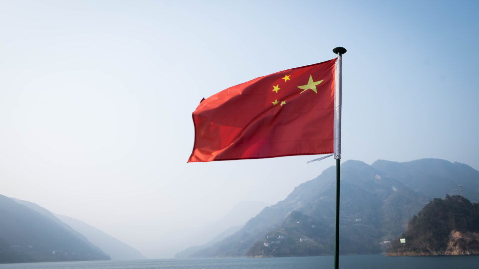 Especialista da OMS relata pressão de chineses para descartar teoria de vazamento de laboratório A bandeira da China decorada no barco de viagem na Barragem de Three Gorge. Imagem ilustrativa.