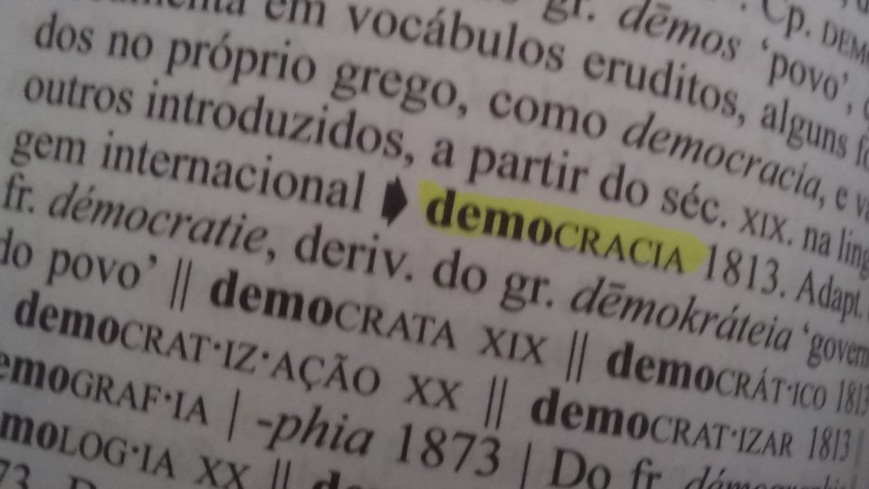 Democracia tirânica e o golpe da Empatia no Reino das Palavras Vazias O Reino das Palavras Vazias era na verdade uma república comandada pela tirânica Democracia, irmã gêmea da recém-falecida Liberdade.