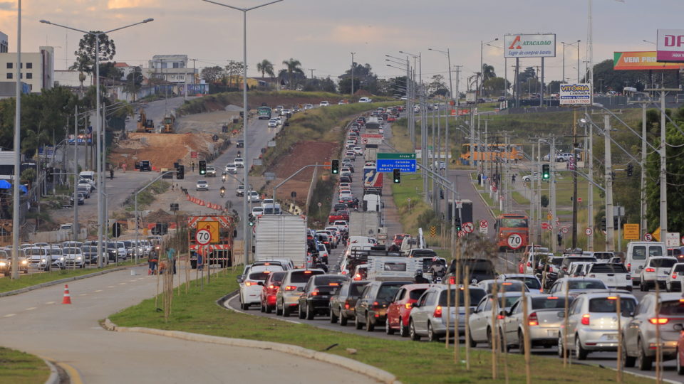 Prefeitura de Curitiba é cobrada a dar mais transparência em dados de obras públicas Obra no trecho final da Linha Verde que vem causando sérios transtornos a motoristas nos últimos anos.