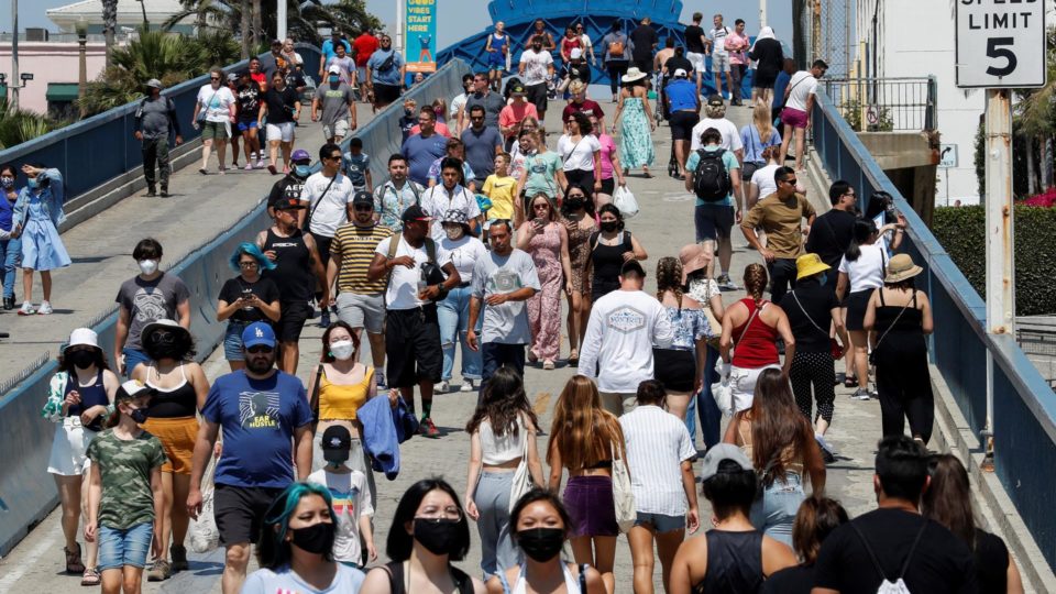 Novo censo dos EUA mostra país mais diversificado. Veja como em 5 pontos Pessoas caminham no Santa Monica Pier em Los Angeles, Califórnia (EUA), 12 de agosto