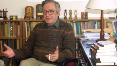 Olavo de Carvalho e os castelos de areia Olavo de Carvalho, em foto de 2004