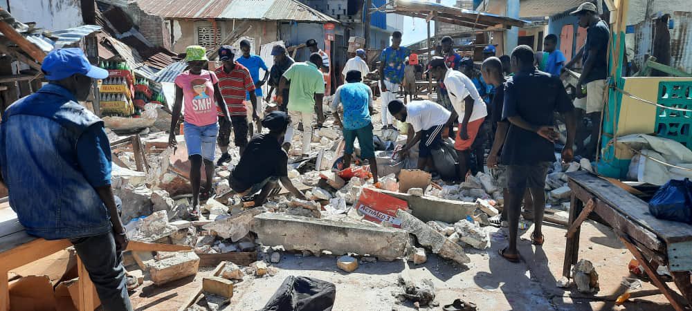 Os novos tremores aconteceram horas depois do forte terremoto com magnitude 7,2 que deixou mais de 300 mortos.