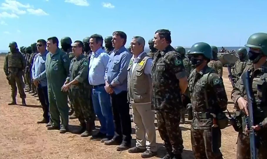 Bolsonaro participa de operação militar simulada das Forças Armadas Bolsonaro estava acompanhado por Ciro Nogueira, da Casa Civil e outras autoridades.