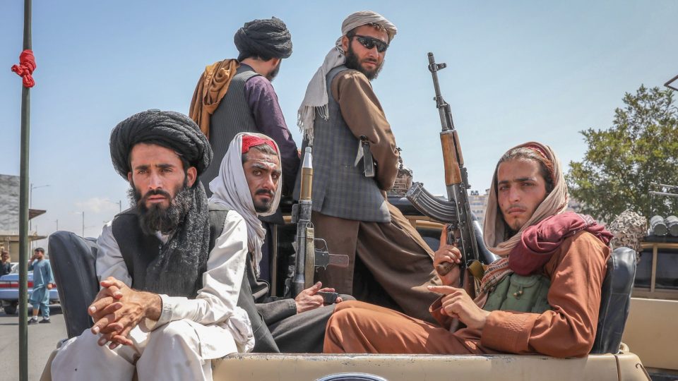 A guerra dos tronos Militantes do Talibã em Cabul, em 16 de agosto.