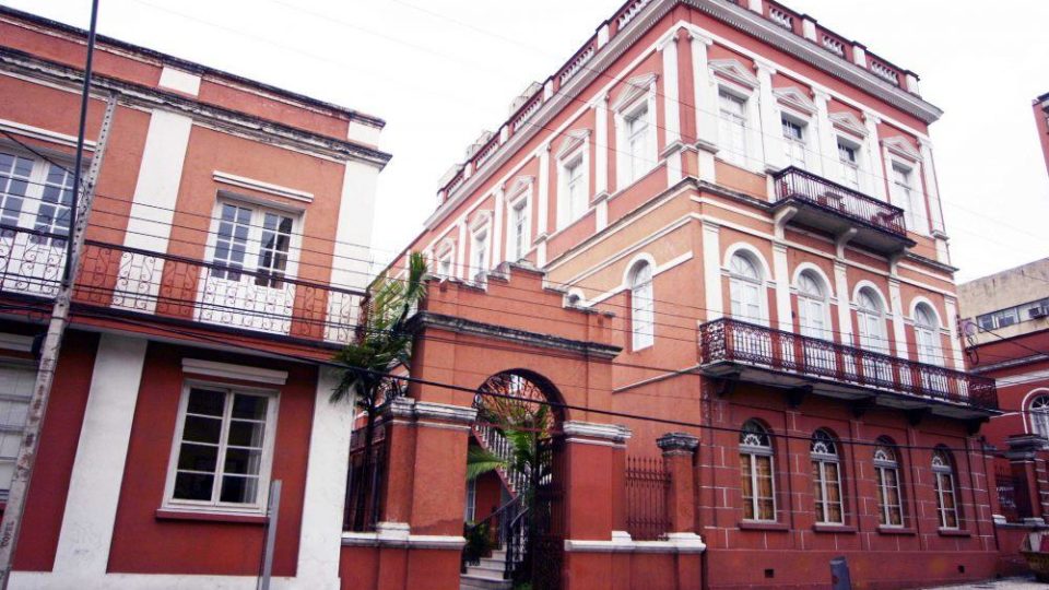 Disputa entre arquitetos e engenheiros ameaça atrasar mais duas obras em Curitiba Solar do Barão é uma das obras que pode atrasar em função da disputa entre engenheiros e arquitetos pelo projeto.
