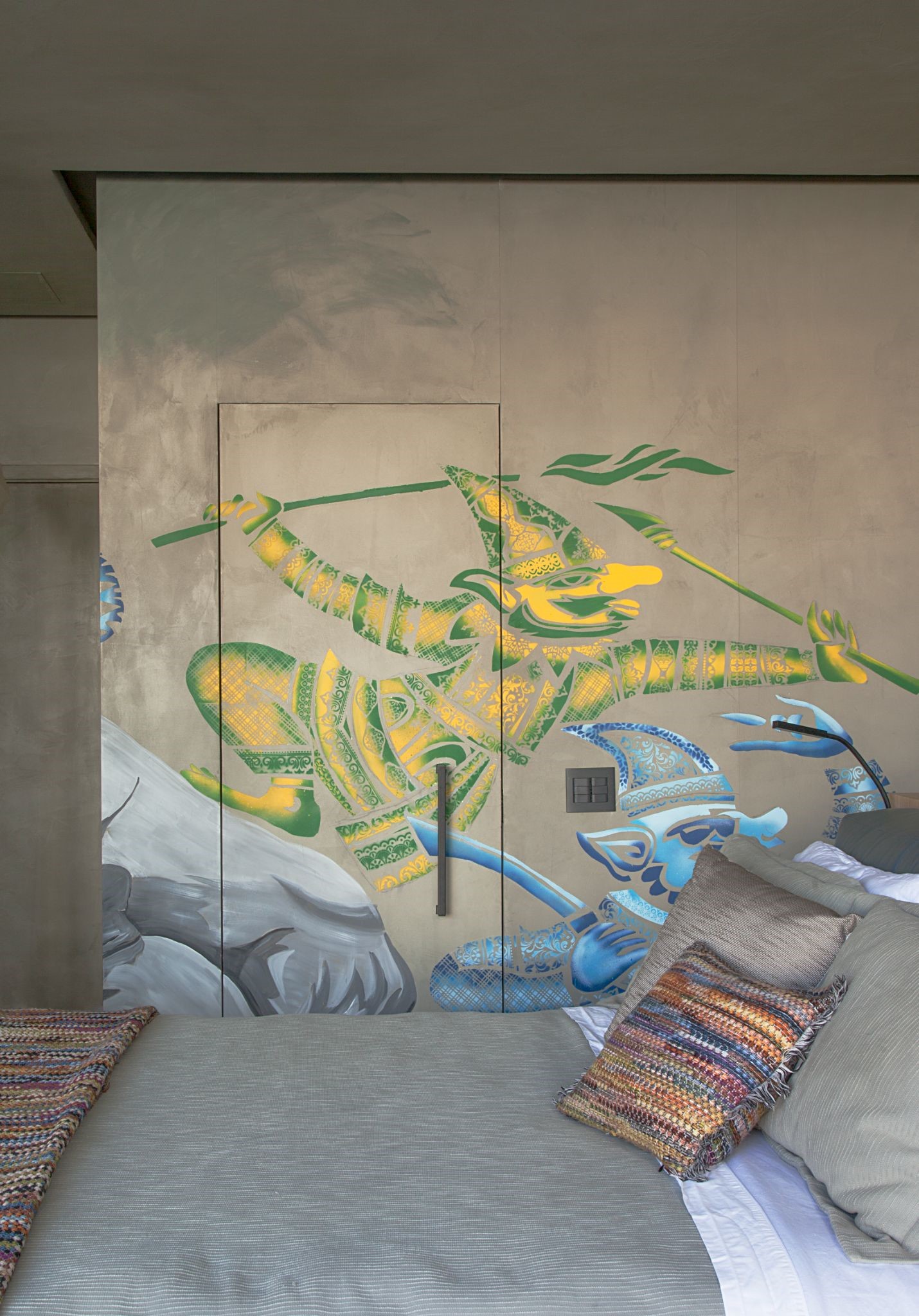 Grafite nas paredes é assinado por um amigo do morador. Grafite nas paredes é assinado por um amigo do morador.