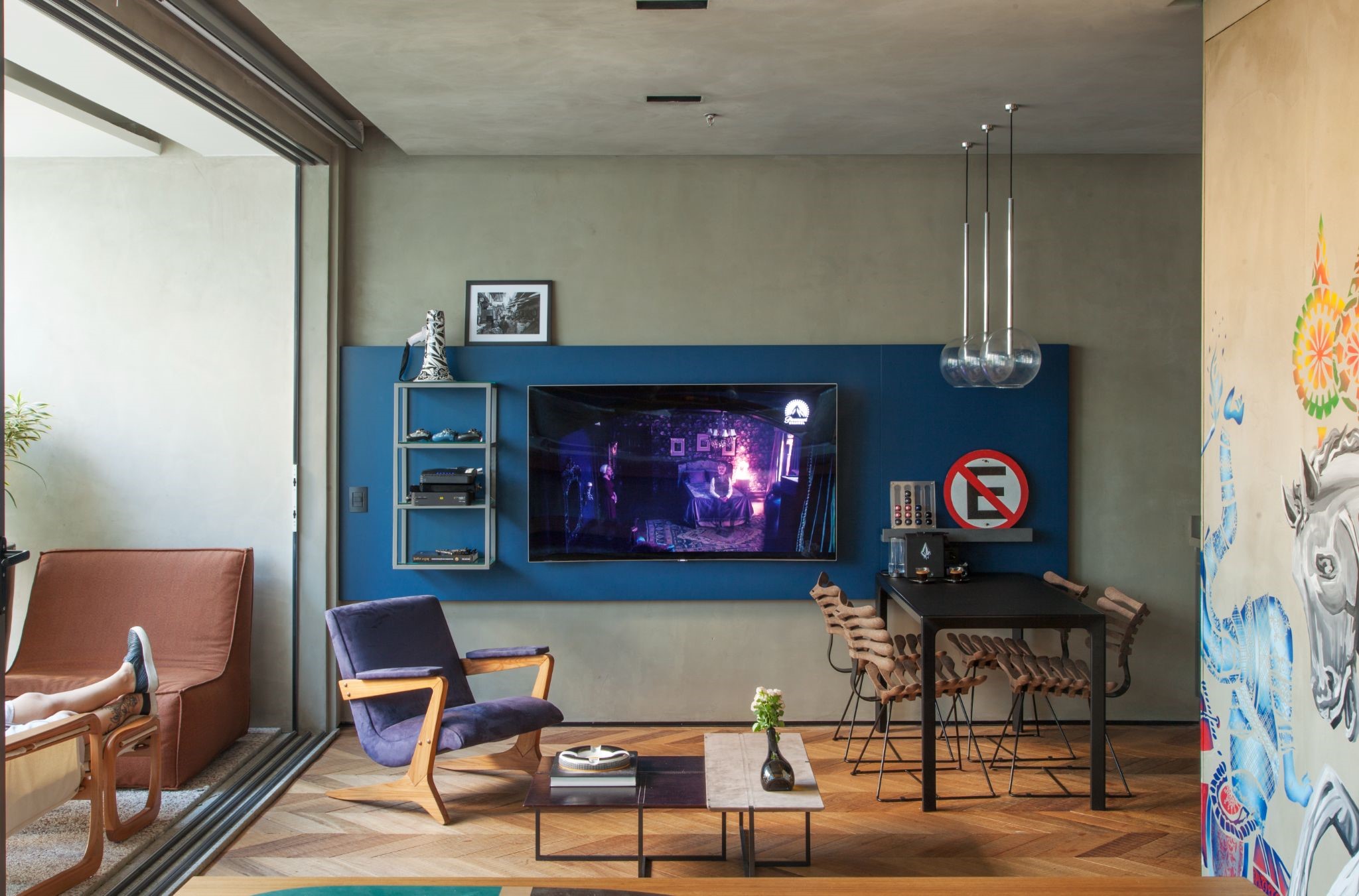 Loft foi projetado para um jovem receber amigos e ter o conforto de uma casa. Loft foi projetado para um jovem receber amigos e ter o conforto de uma casa.