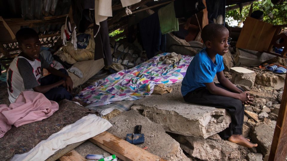 Fortes chuvas atingem área do Haiti mais afetada pelo terremoto, que deixou mais de 1.400 mortos Crianças permanecem protegidas nos restos de sua casa enquanto são registradas chuvas da tempestade Grace em Camp Perrin, Haiti, 17 de agosto