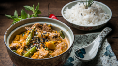 Aprenda a fazer curry tailandês com carne de porco curry