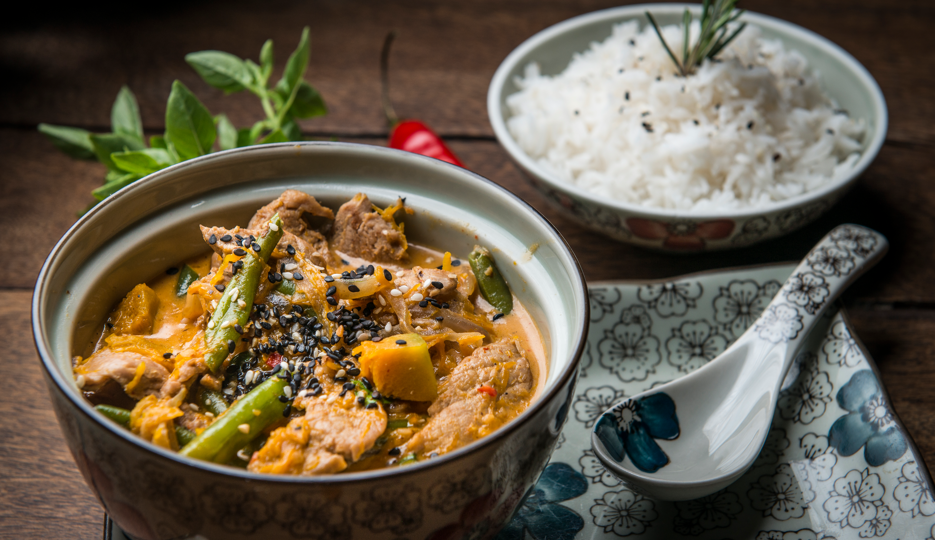 Aprenda a fazer curry tailandês com carne de porco curry