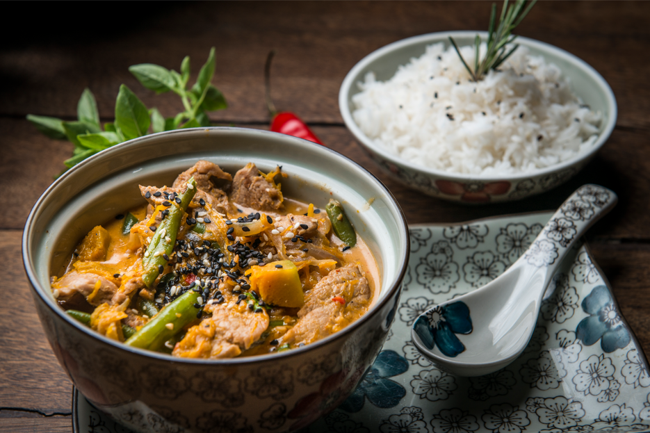 O curry tailandês traz a picância da pimenta e das
especiarias, suavizadas pelo leite de coco.