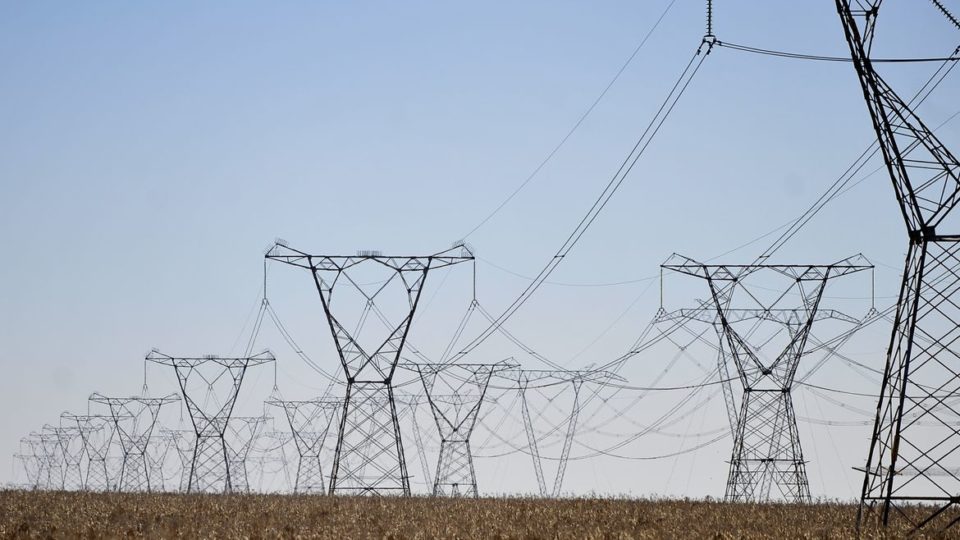Governo planeja operação para diluir peso da crise hídrica na conta de luz bandeira escassez hídrica