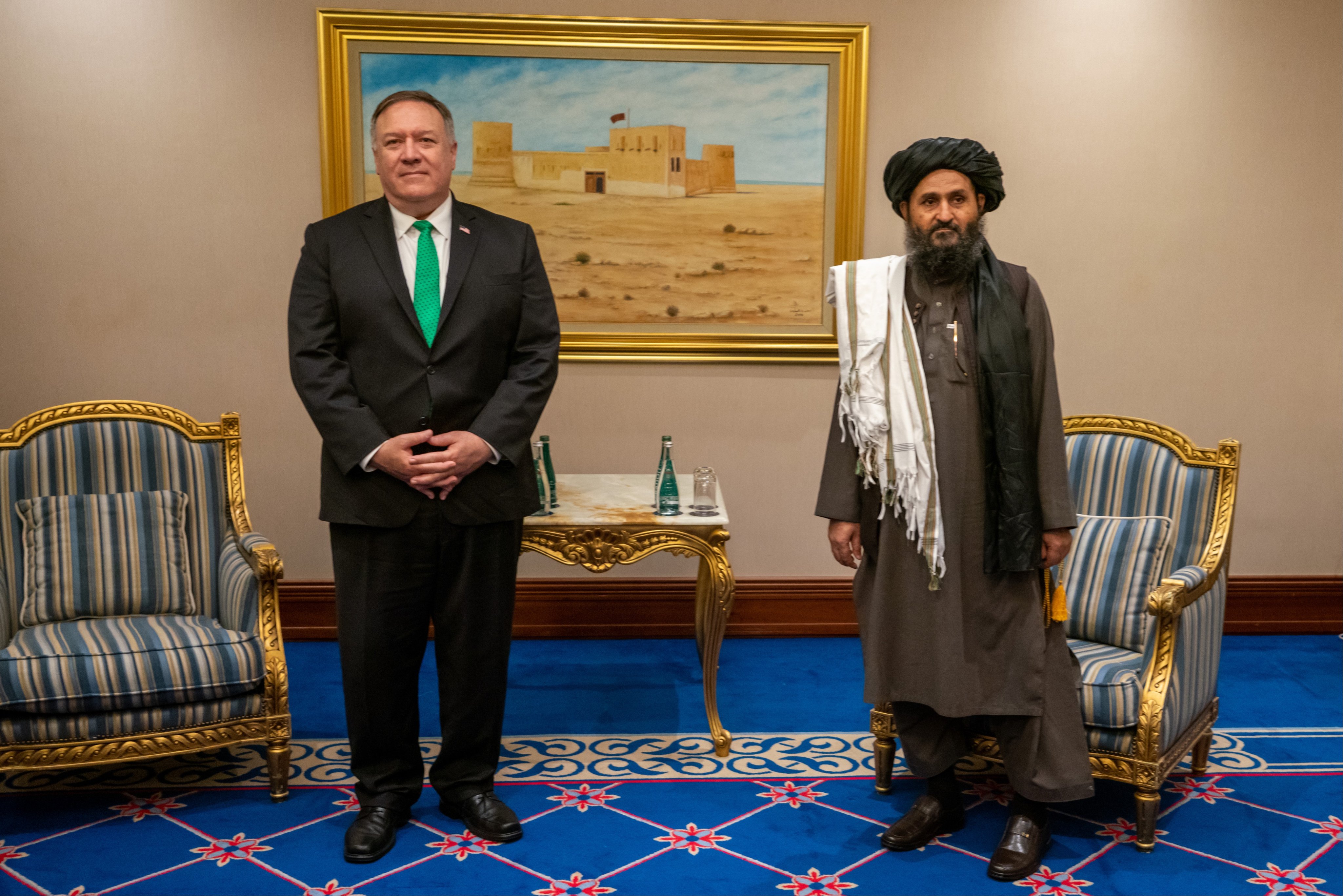 O então secretário de Estado dos EUA, Mike Pompeo, em encontro com o líder político do Talibã, Abdul Ghani Baradar, antes da negociações de paz no Afeganistão. Em Doha, Qatar, setembro de 2020 O então secretário de Estado dos EUA, Mike Pompeo, em encontro com o líder político do Talibã, Abdul Ghani Baradar, antes da negociações de paz no Afeganistão. Em Doha, Qatar, setembro de 2020