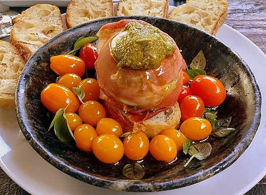 Uma saborosa sugestão de entrada na OX: Burrata, com jamón, tomates-cereja coloridos confitados e pesto de manjericão. Uma saborosa sugestão de entrada na OX: Burrata, com jamón, tomates-cereja coloridos confitados e pesto de manjericão.