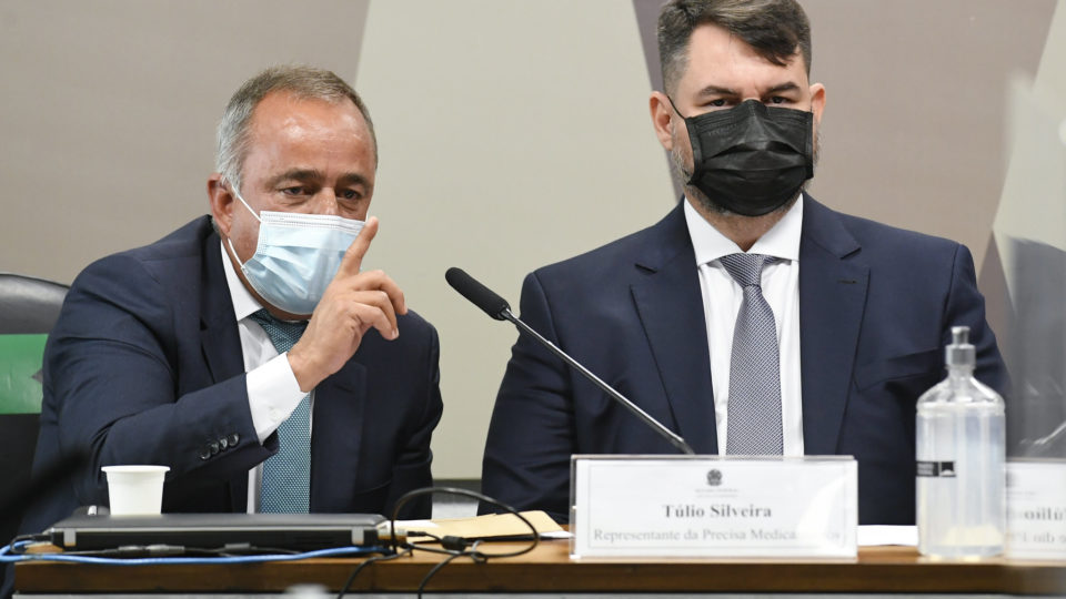 O depoente Túlio Silveira (d) e seu advogado, Eduardo de Vilhena Toledo