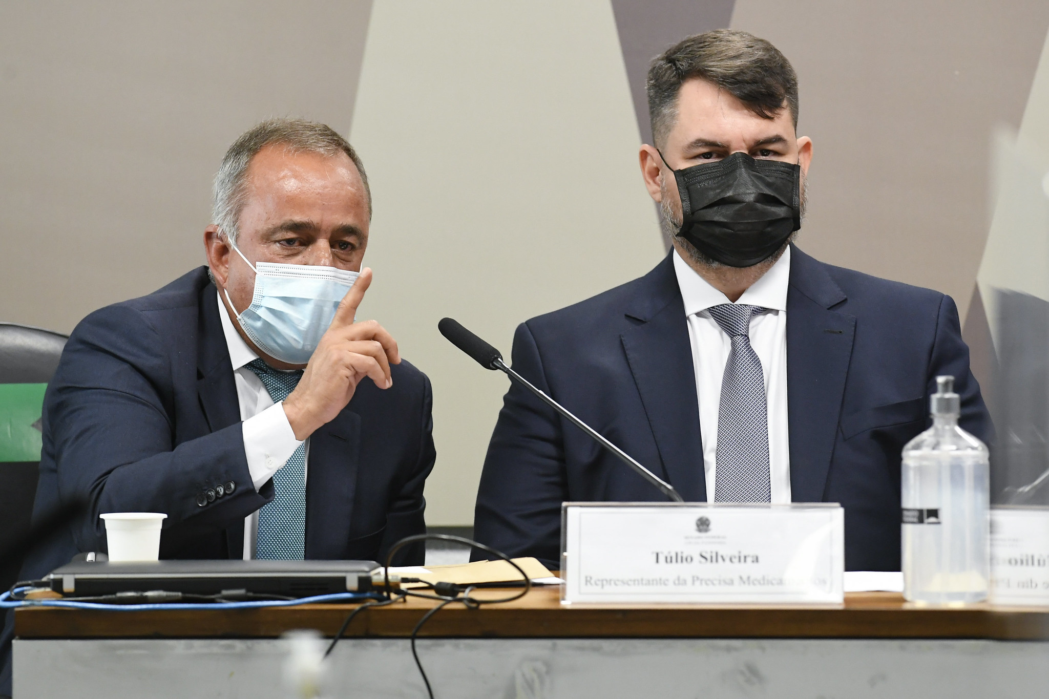 O depoente Túlio Silveira (d) e seu advogado, Eduardo de Vilhena Toledo