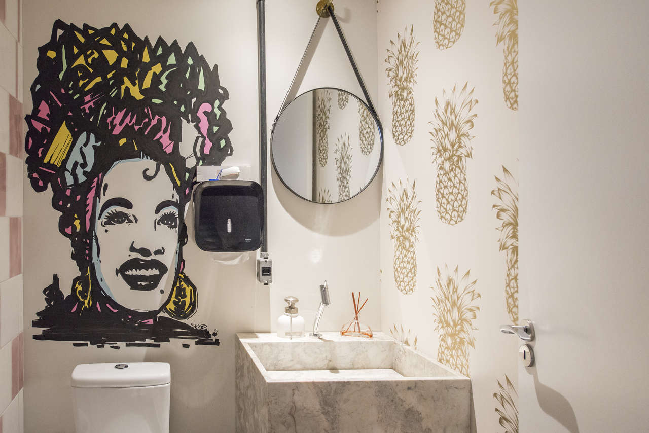 Toilet homenageia Carmen Miranda, com arte de Nuno Skor. Toilet homenageia Carmen Miranda, com arte de Nuno Skor.