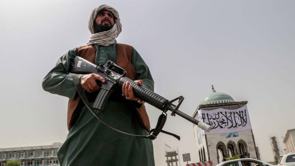 O fracasso de Biden no Afeganistão Combatente do Talibã monta guarda em um posto de controle na cidade afegã de Kandahar.