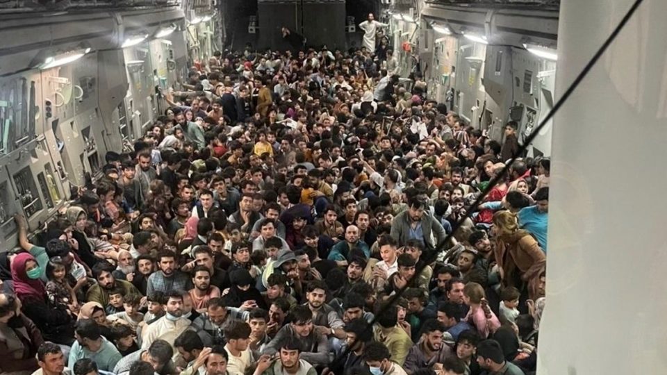 O Talibã – e agora? Centenas de afegãos são retirados do país a bordo de um avião C-17 Globemaster III, da Força Aérea norte-americana.