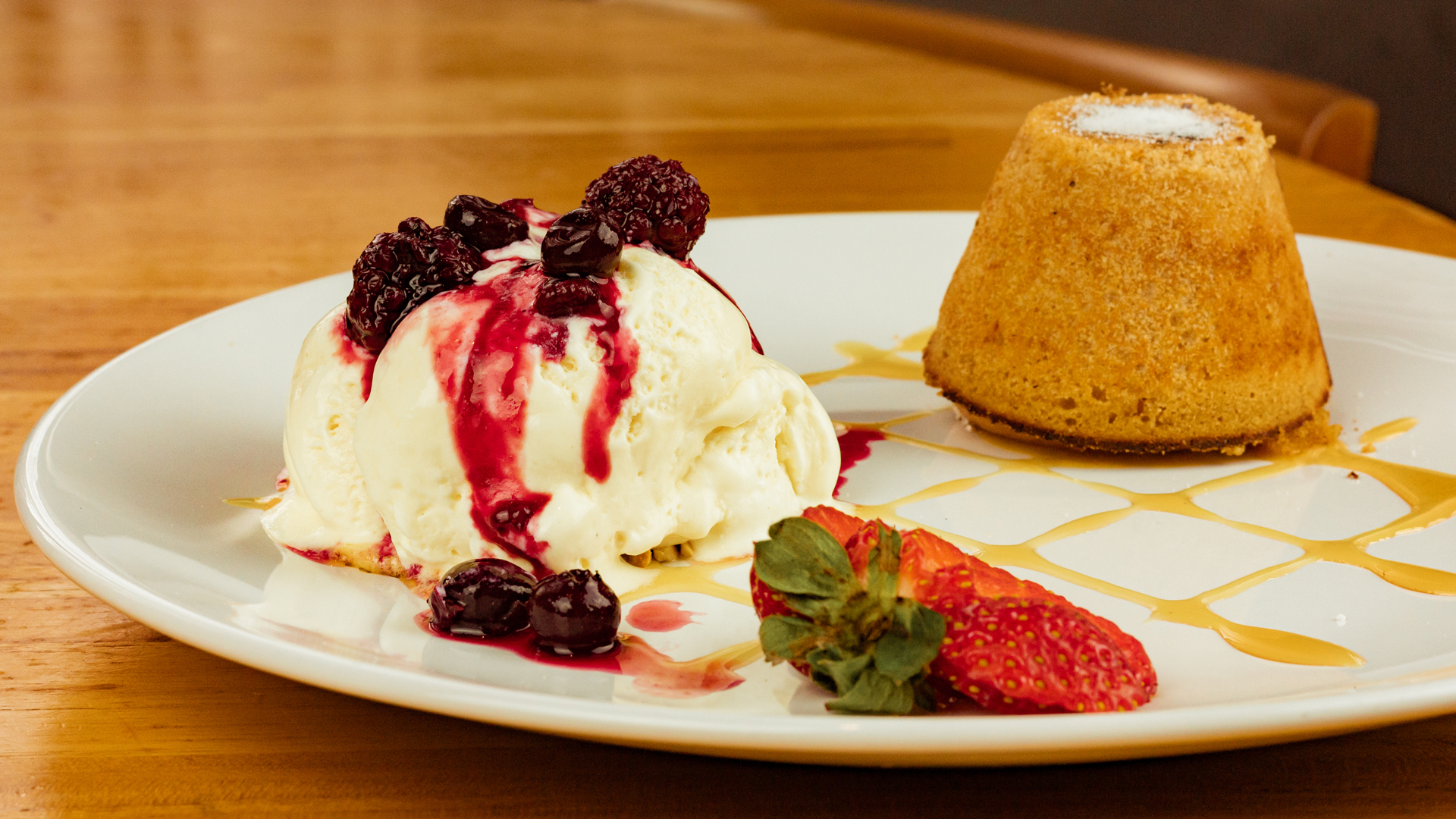O delicioso petit gâteau do Badida é feito inteiramente na casa, com doce de leite argentino e calda de frutas vermelhas