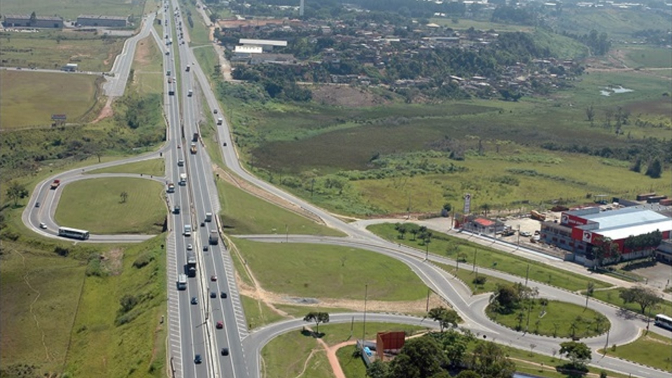 Governo quer atrair R$ 41 bilhões em mês de concessões de infraestrutura Trecho da Via Dutra em Jacareí (SP): leilão da nova concessão da rodovia deve garantir R$ 14,8 bilhões em investimentos privados