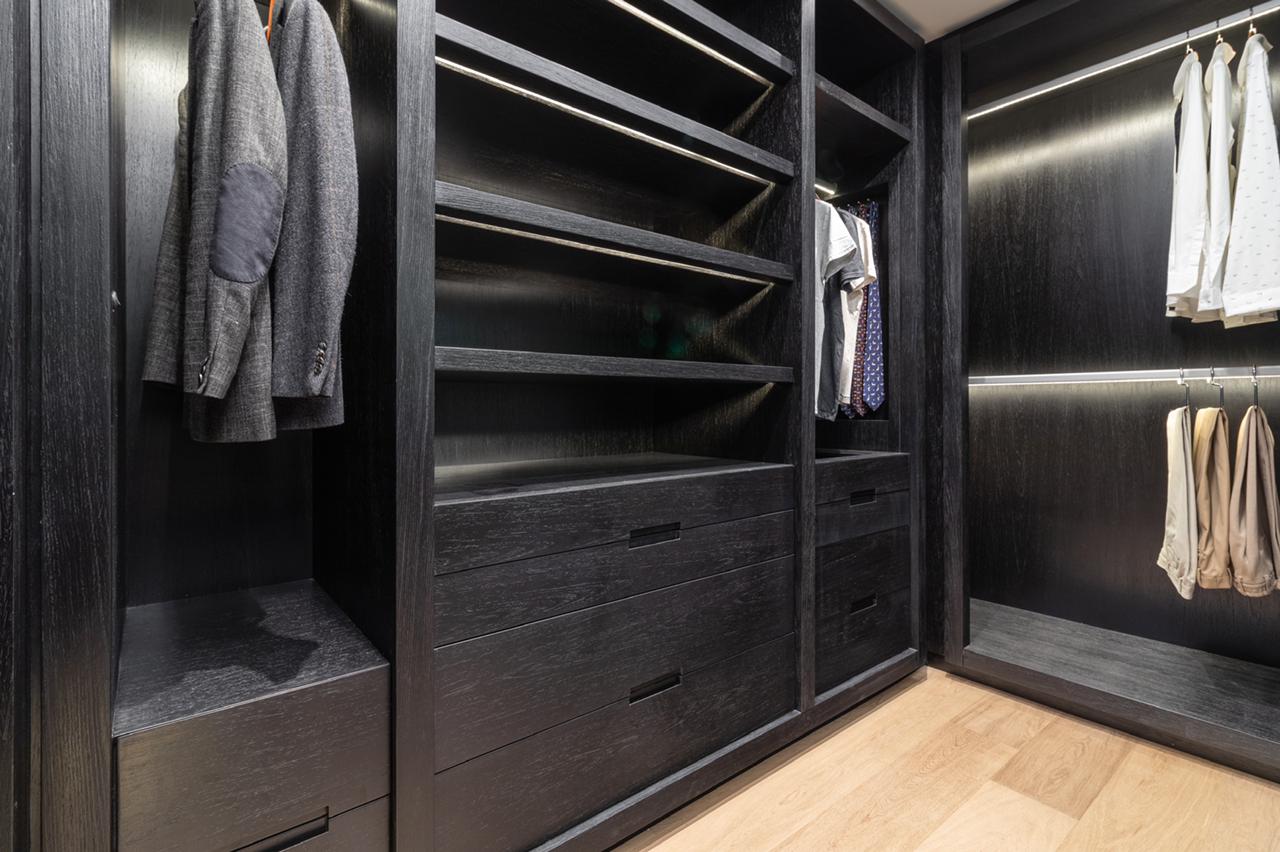 Detalhe do closet da suíte escura. Detalhe do closet da suíte escura.