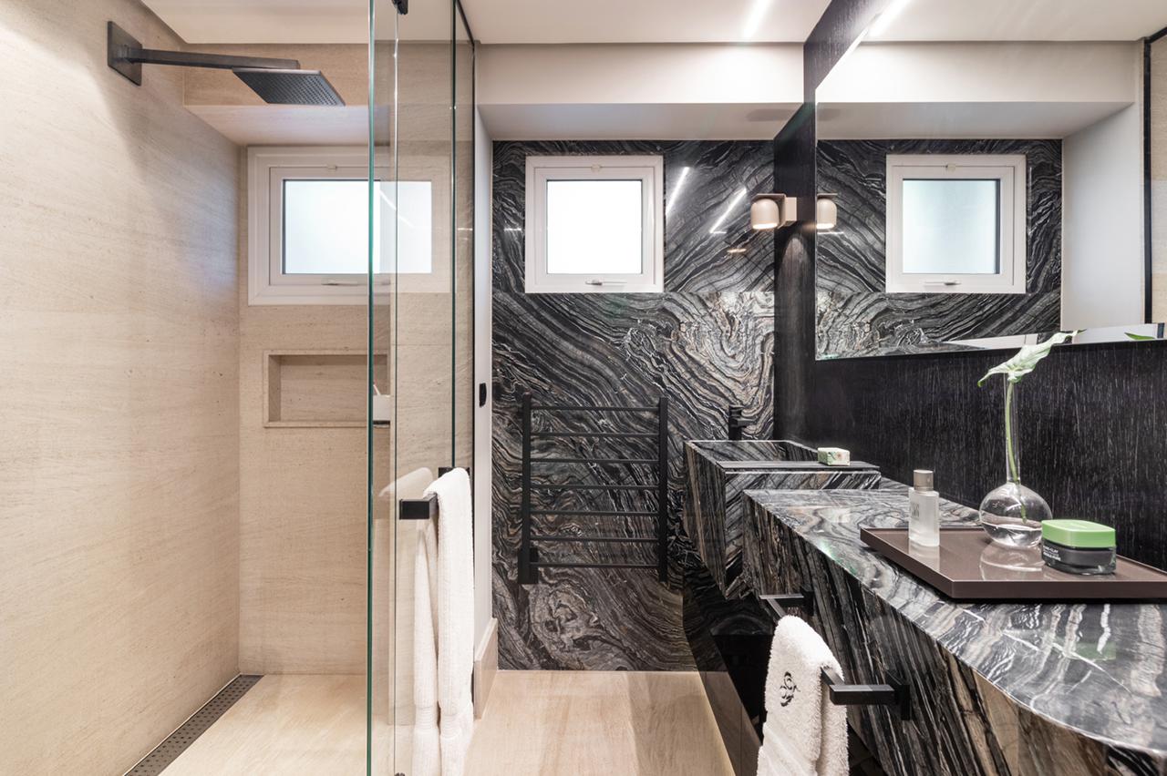 Até mesmo no acabamento do banheiro da suíte, o contraste entre preto e branco nas pedras naturais. Até mesmo no acabamento do banheiro da suíte, o contraste entre preto e branco nas pedras naturais.