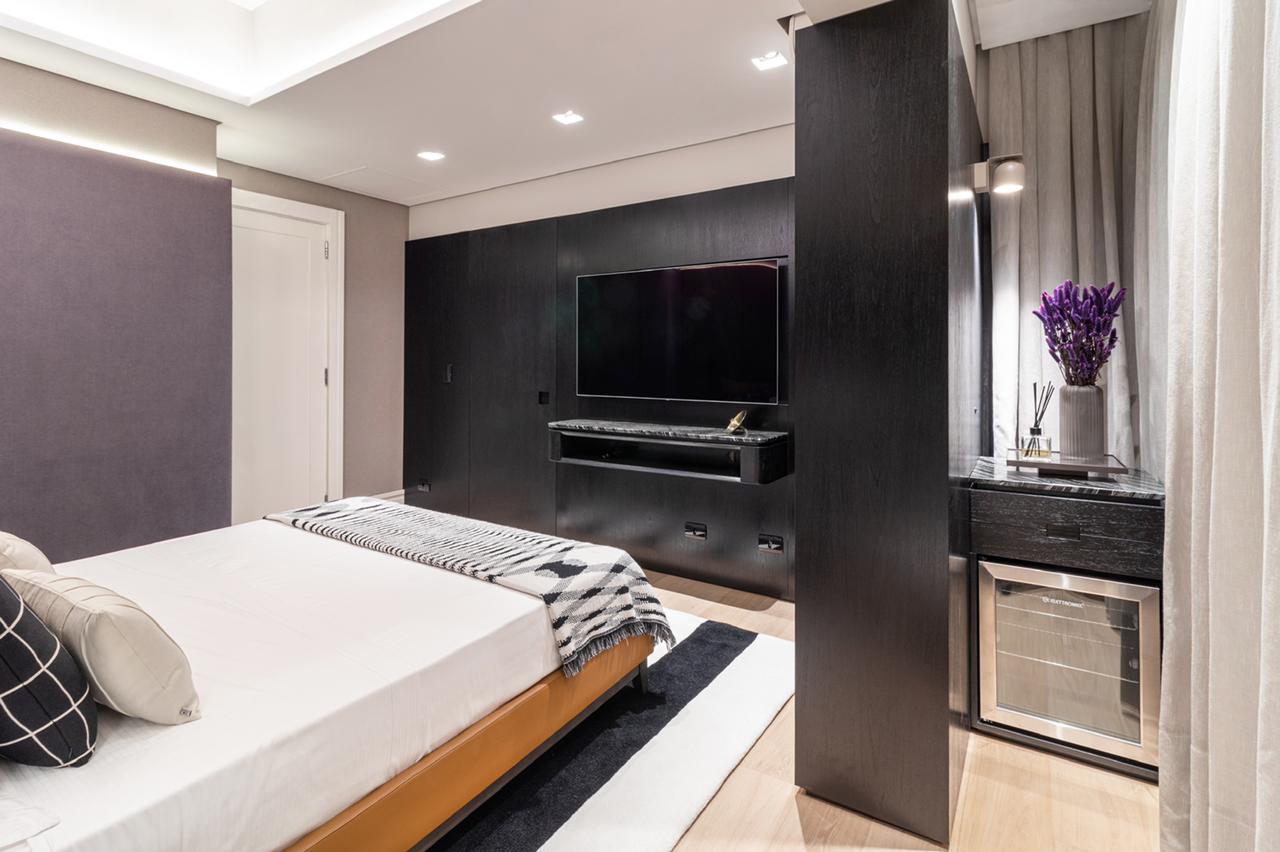 Na suíte mais escura, diversos móveis pretos completam a decoração. Na suíte mais escura, diversos móveis pretos completam a decoração.