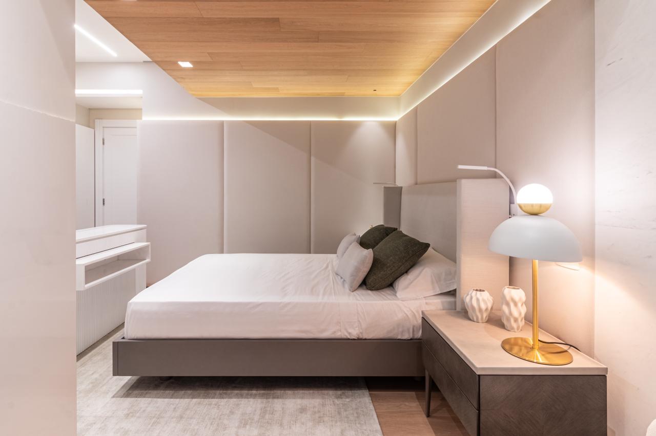 Diversos objetos em dourado compõem a decoração. Diversos objetos em dourado compõem a decoração.