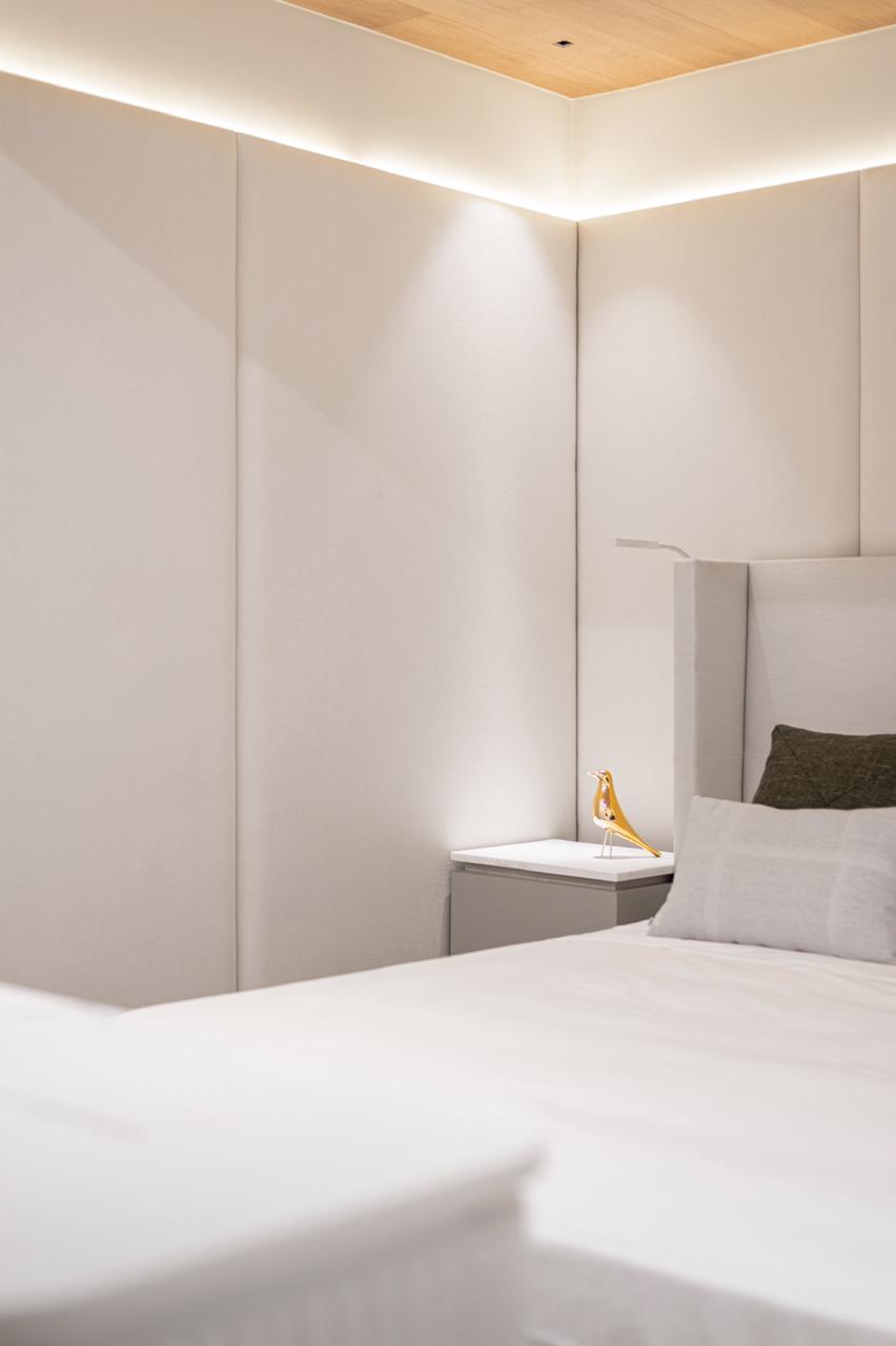 Madeira com acabamento em laca foi amplamente utilizada no quarto claro. Madeira com acabamento em laca foi amplamente utilizada no quarto claro.