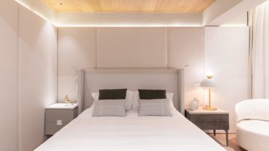 Arquiteto transforma quarto compartilhado por irmãos em 2 suítes personalizadas Suíte mais clara com painéis estofados de camurça para garantir conforto acústico do ambiente, uma vez que o usuário gosta de ouvir música alta.
