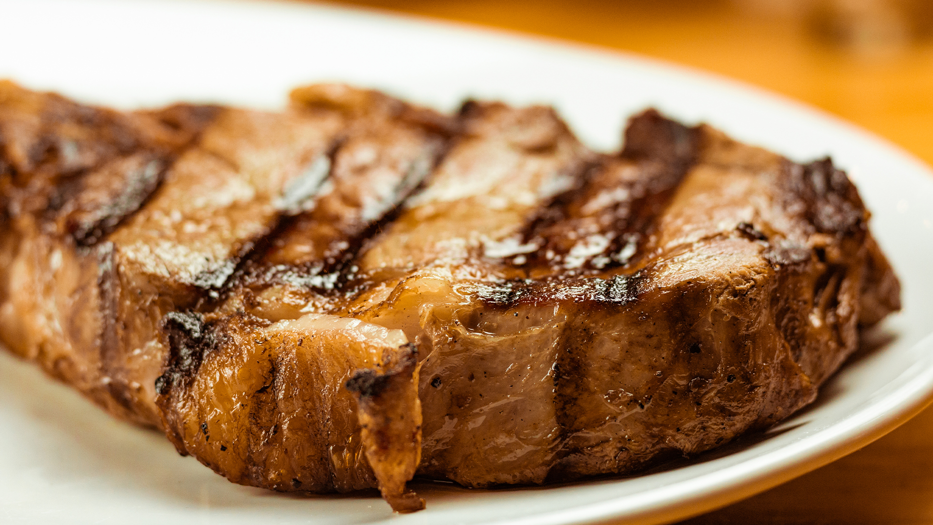 A parrillada do Badida é inspirada na tradição platina e inclui generosas peças de fraldinha, entrecôte e picanha, servindo três pessoas