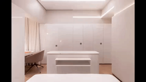 Detalhe de como a TV fica escondida no móvel da suíte clara. Detalhe de como a TV fica escondida no móvel da suíte clara.