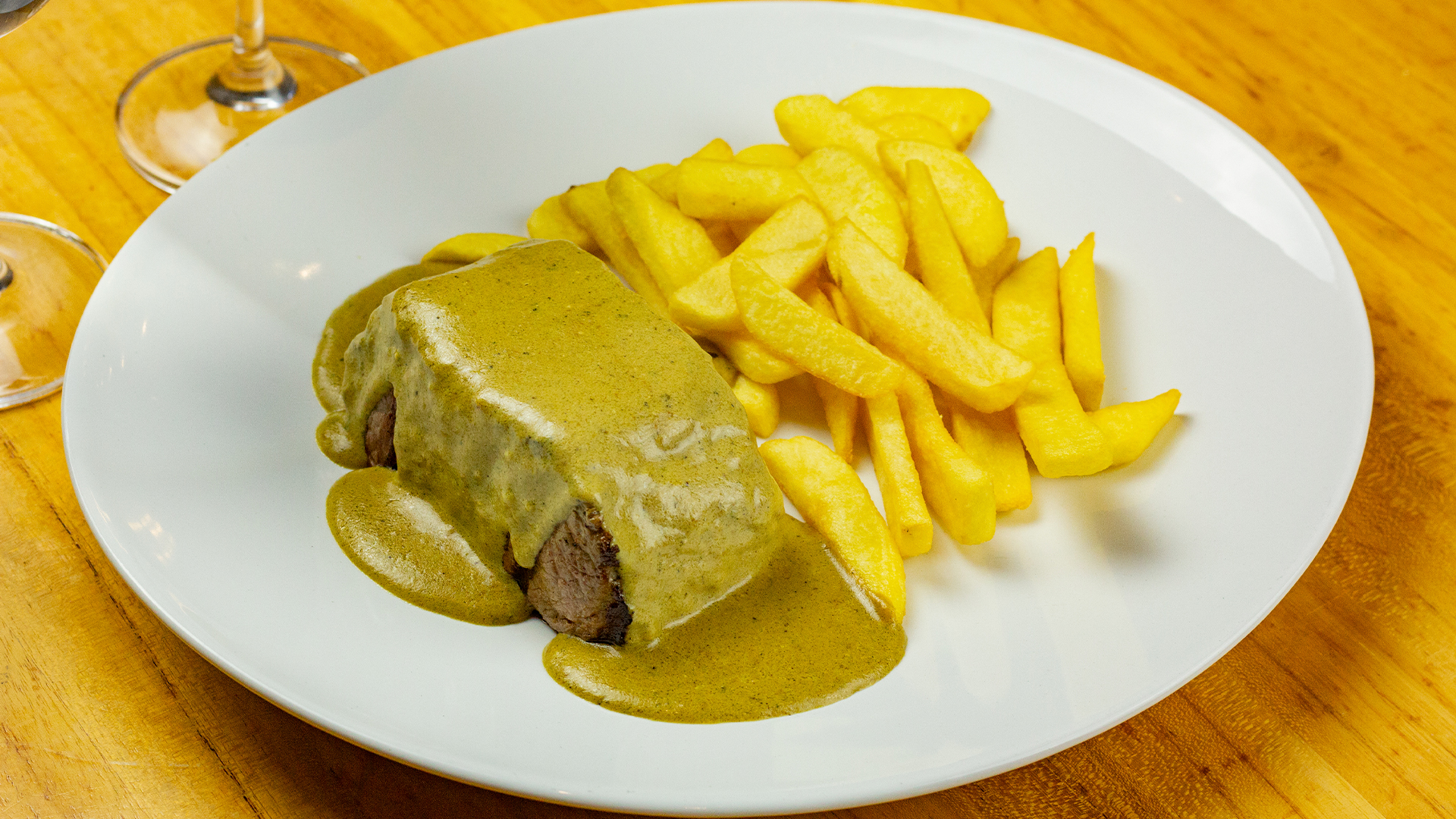 O molho cremoso e amarelado, de sabor singular, fica ainda melhor quando servido com batatas fritas