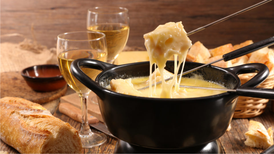 O clima frio e o ar romântico de Gramado combinam (e muito) com uma noite de sequência de fondue.
